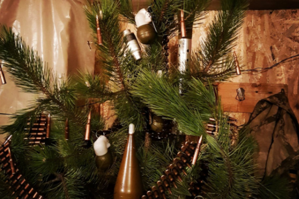 Украинские бойцы показали, как подготовились к Новому году на передовой