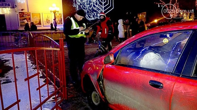 В Мариуполе пьяный полицейский въехал в городскую елку