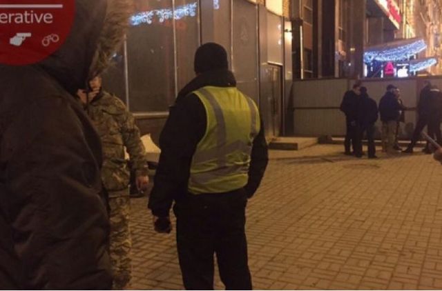 На Крещатике полночи «разбирались» бойцы «Донбасса», полиция и собственник Дома профсоюзов