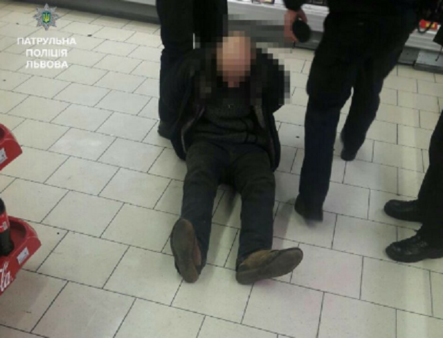 Во Львове задержали мужчину, который бегал по магазинам, размахивая ножами