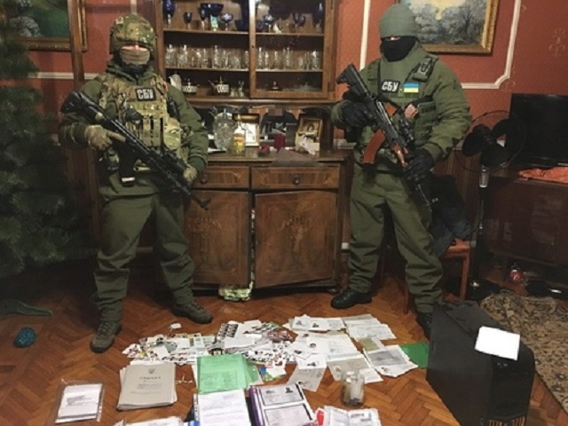 СБУ затримала зловмисницю, яка виготовляла документи для терористів «ДНР»