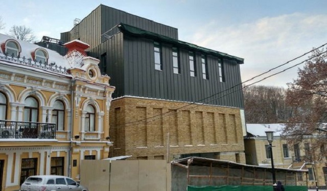 У Києві скандальний драматичний театр закидали фарбою