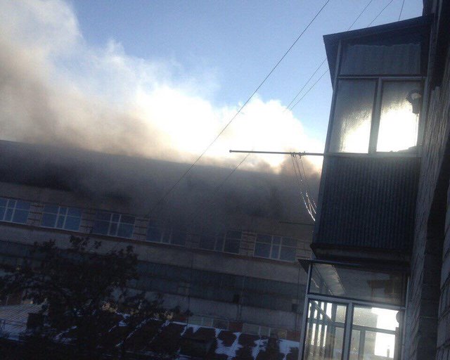 Во Львове шесть пожарных бригад не могут потушить пожар на заводе "Электрон"