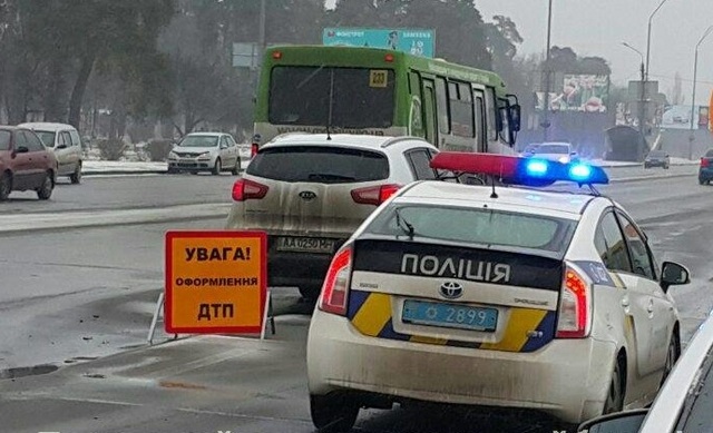 В Киеве сбили насмерть девушку в наушниках, перебегавшую проспект