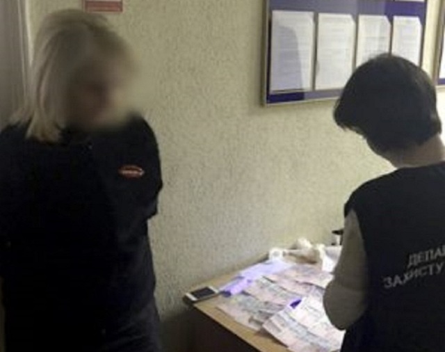 Во Львове за выдачу биометрического паспорта хотели две тысячи гривен