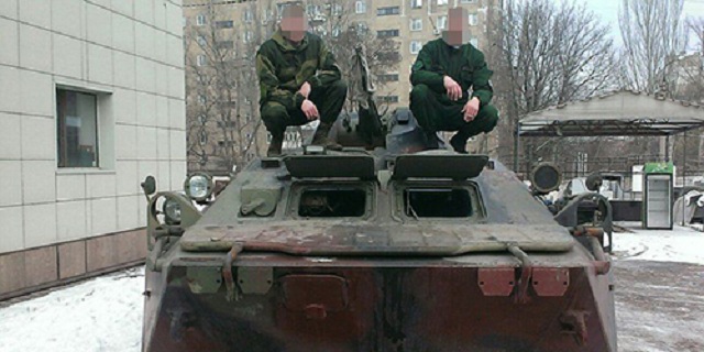 В Сети показали, кем прикрываются боевики в оккупированном Донецке