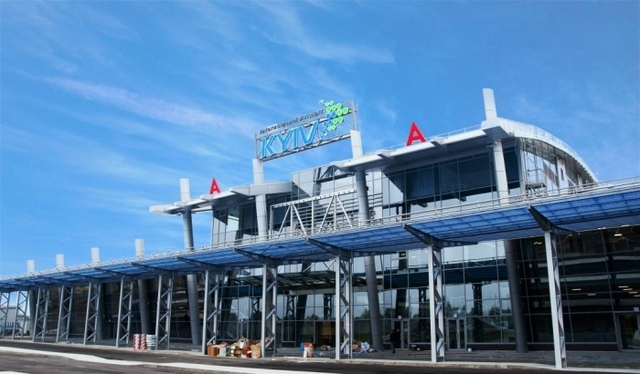 Митник аеропорту "Жуляни" вимагав гроші за перетин кордону