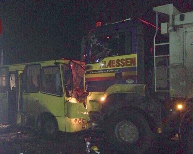 Лобовое столкновение маршрутки и грузовика произошло под Киевом