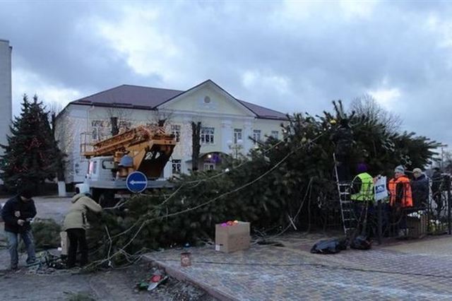 У містечку в Київській області впала головна ялинка
