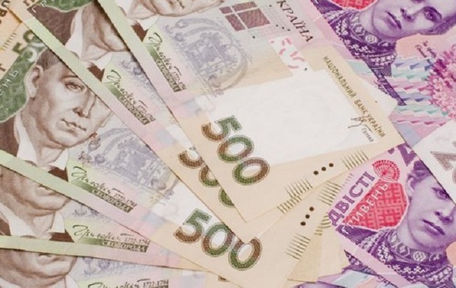 По данным соцопроса более трети украинцев получают зарплаты в конвертах