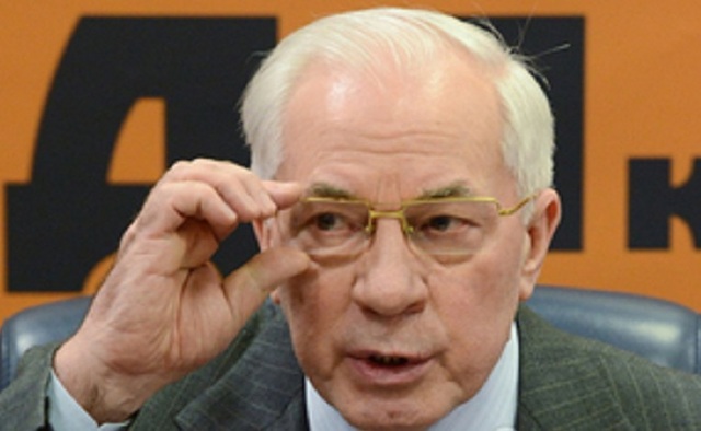 Азаров пригрозил украинцам "правительством в изгнании" и получил жесткий ответ