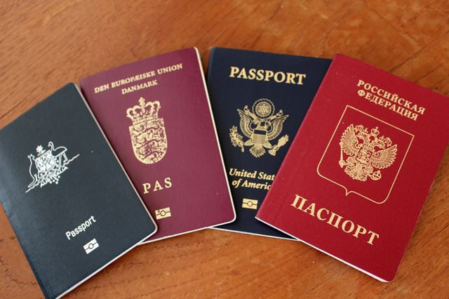 Зачем страны ЕС выдают украинцам свои паспорта