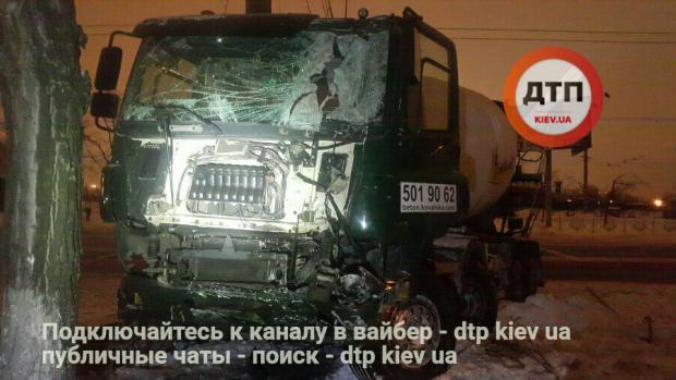 На Оболоні бетоновоз протаранив два легкових автомобіля і спробував втекти