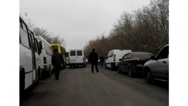 В очередях на КПВВ Донбасса «застряли» свыше 700 машин. Очереди растут
