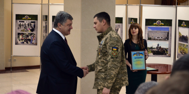В Николаеве Порошенко вручил бойцам ВСУ ордера на квартиры