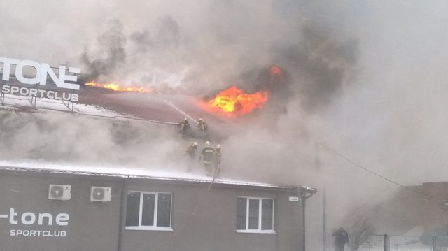 В Сумах целый день тушили масштабный пожар