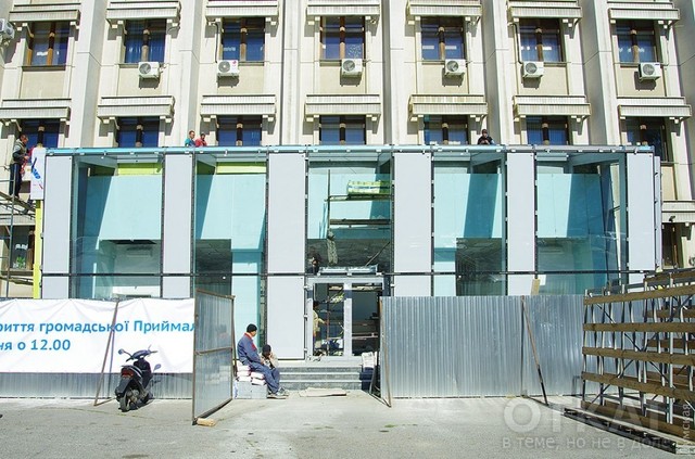 Скандал в Одесской облгосадминистрации: сотрудников Центра админуслуг не впускают на работу
