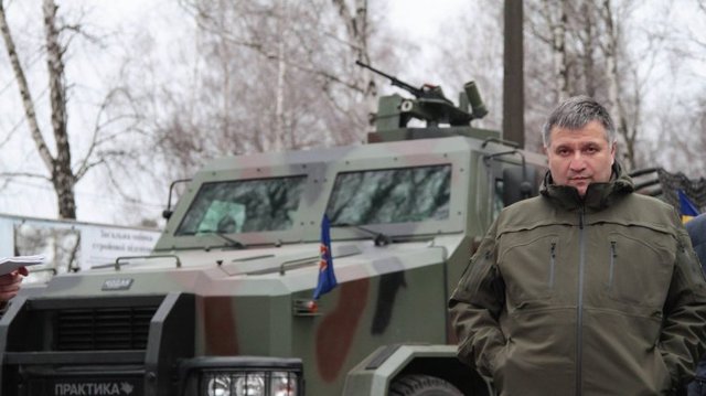 Зброя Авакова. Кому міністр роздав сотні пістолетів і гвинтівки