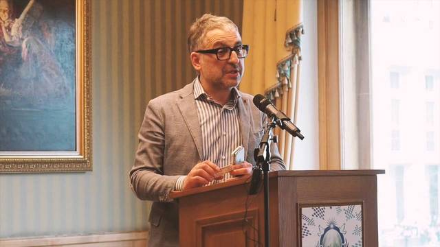 Инициатор установки памятника Леннону в Запорожье считает своим президентом Путина