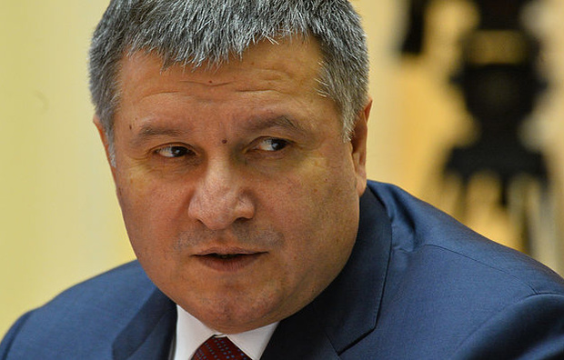 Аваков нагороджував зброєю за гроші