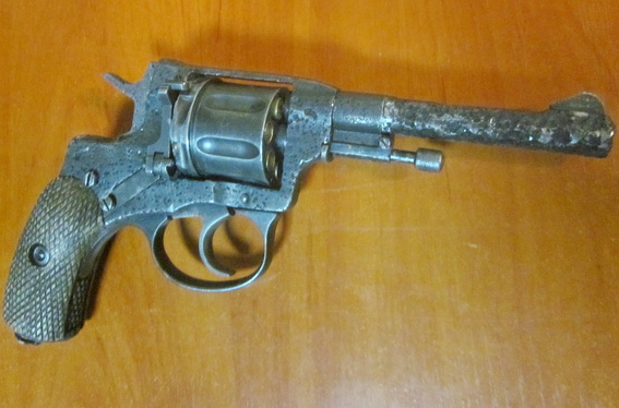 У Києві на станції метро у п’яного чоловіка виявили пістолет