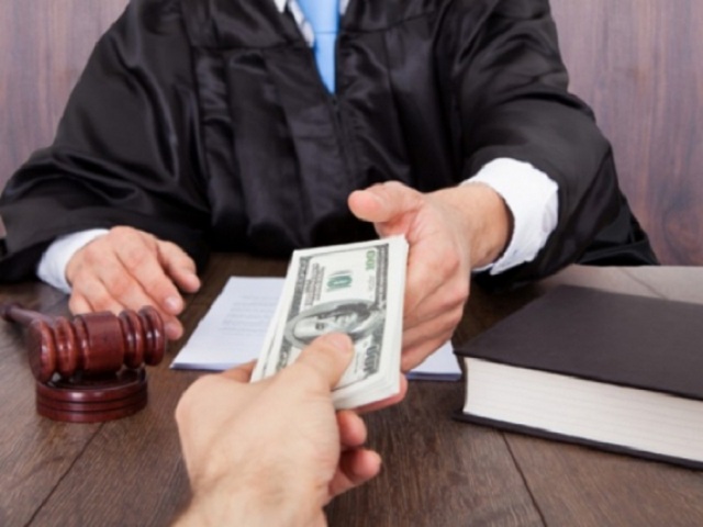 В Киеве судья-взяточник сбежал от журналистов