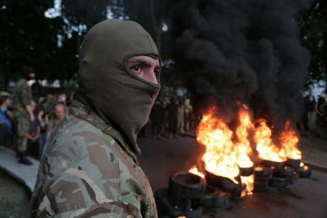 На Грушевского праворадикалы собрались жечь шины, но получили по рукам от спецназа
