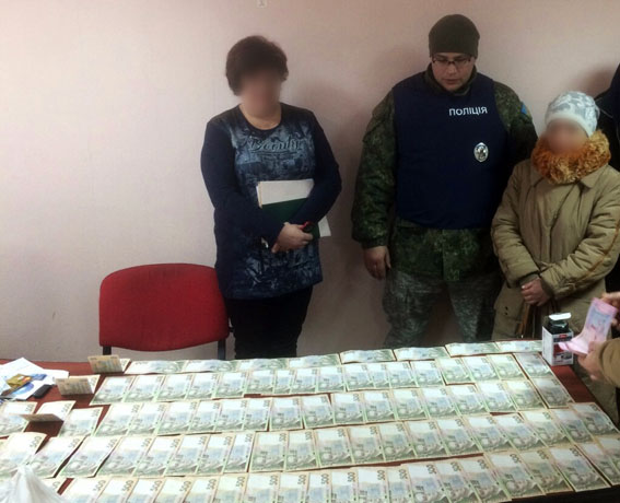 В Славянске налоговик требовал две тысячи долларов за закрытие фирмы