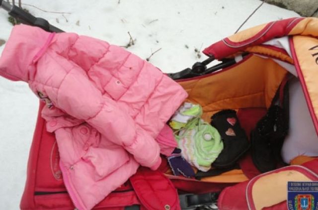 В Одесской области ночью двухлетнюю девочку оставили умирать на морозе в коляске