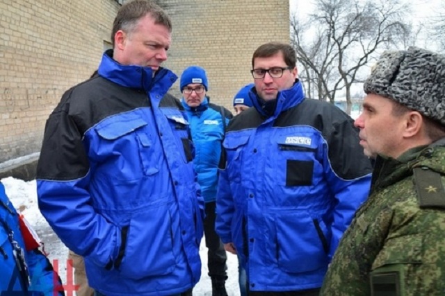 Хуг із місією ОБСЄ побував на лінії розмежування: Світла немає, люди виживають