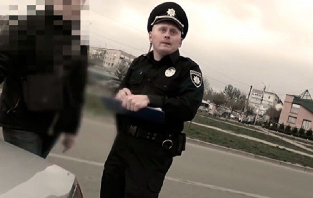 Инспектор ГАИ, который брал взятки, стал сотрудником новой патрульной полиции