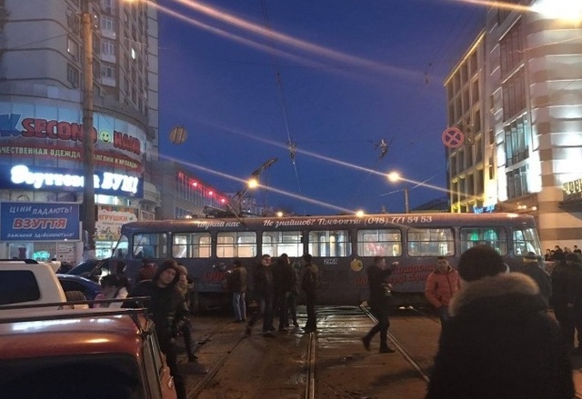 В Одессе трамвай сошел с рельсов и повредил несколько авто