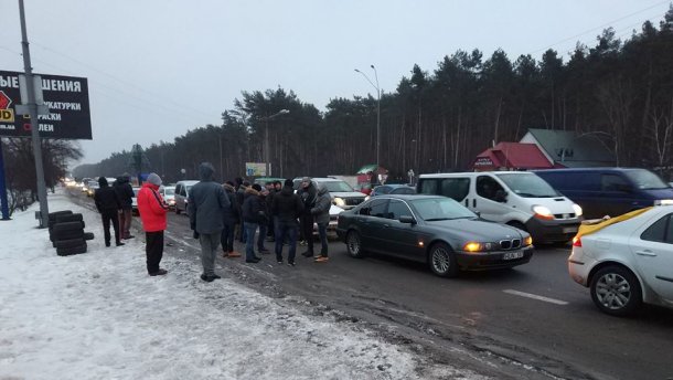 Активісти частково блокують в’їзди до Києва: запалили шини