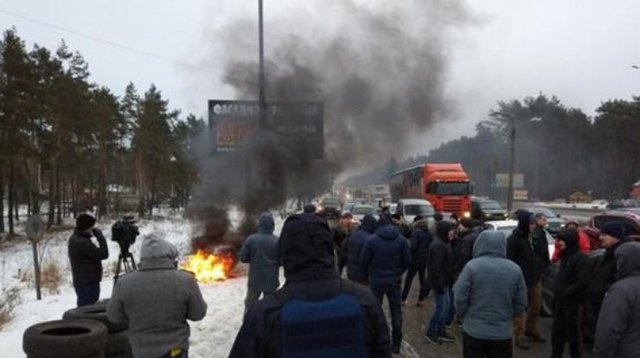 Въезд в Киев блокируют около 200 человек
