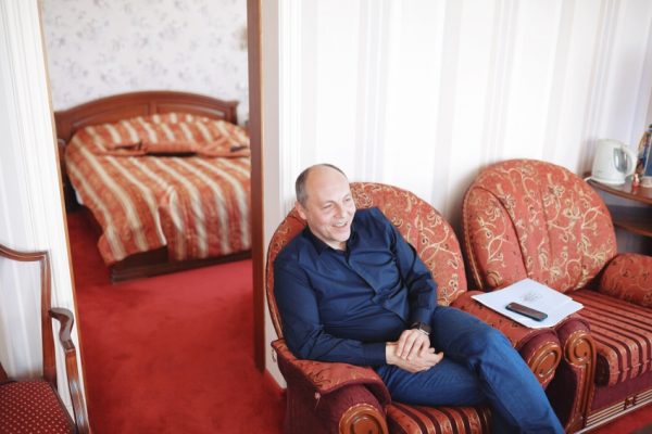 Парубий не смог внятно объяснить, откуда у него взялось пять квартир