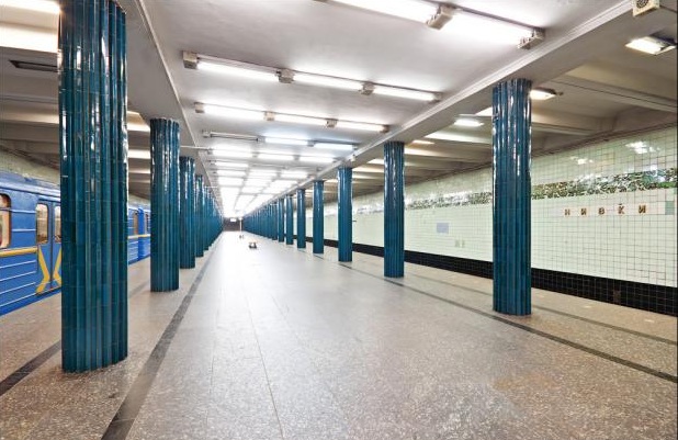 У столичному метро чоловіки розгойдали вагон для порятунку п’яного пасажира