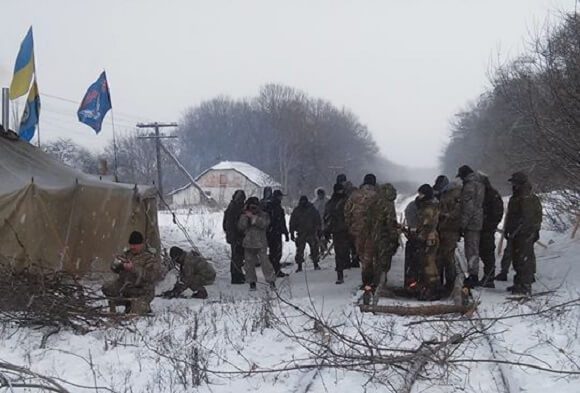 Ветераны АТО остановили 12 поездов на Луганск – началась блокада