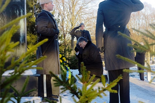 Порошенко встал на колено на могиле Маннергейма