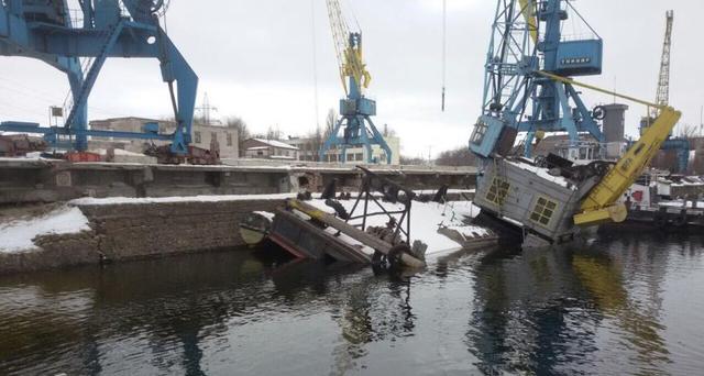 В Днепр попало 300 тонн мазута