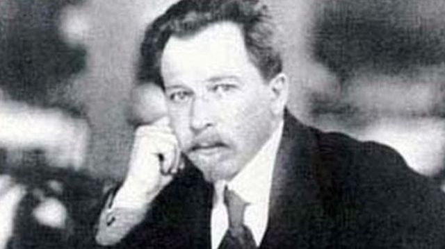 Останки Олександра Олеся прибули до України