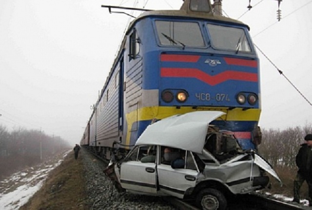 Электричка снесла автомобиль на переезде в Черниговской области