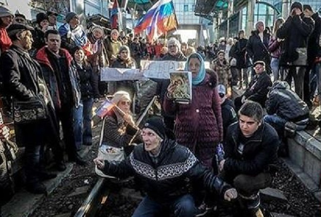 В Донецке тяжелые бои: люди массово разбегаются с ж/д рынка