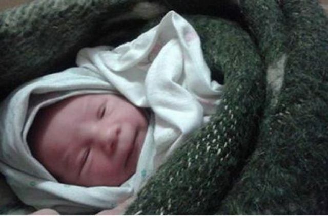 «Прошу меня понять», — женщина оставила новорожденного в подъезде