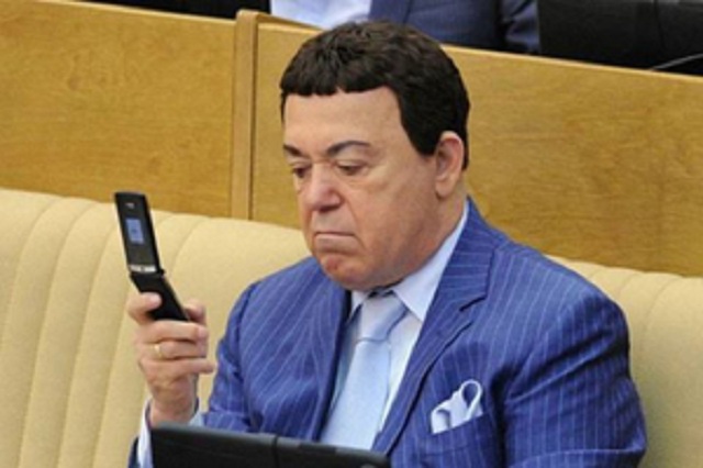 "Стринги чьи?" Сеть развеселило фото Кобзона "на спиритическом сеансе с Моторолой"