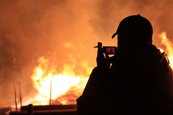 Представившиеся патриотами погромщики попытались поджечь офисы двух музыкальных телеканалов в Киеве