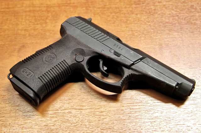 Пьяный прокурор устроил пальбу из пистолета в кафе. ВИДЕО