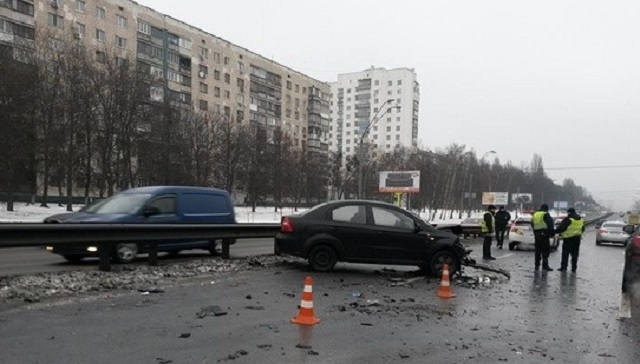 Через потрійну ДТП на проспекті Перемоги кияни не можуть вчасно потрапити на роботу