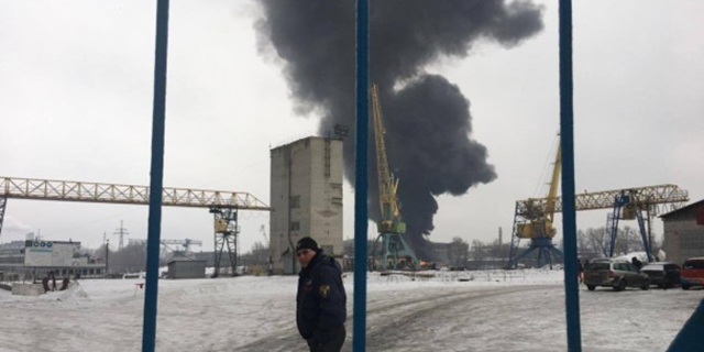 На Киевском судостроительно-судоремонтном заводе вспыхнул сильный пожар