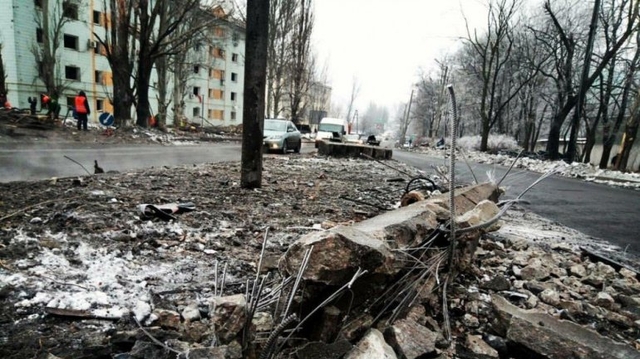 Снаряд боевиков во время обстрела Авдеевки попал в квартиру с детьми