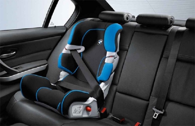 В Киеве автомобиль протаранил и выбросил с дороги машину с ребенком